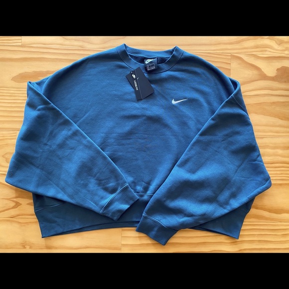 NWT Nike Women's Essentials Fleece Cropped Crew - Picture 2 of 2